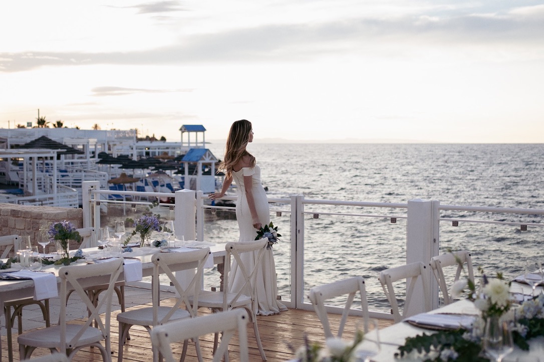 La sposa sulla terrazza della Dimora al tramonto, di fronte al mare