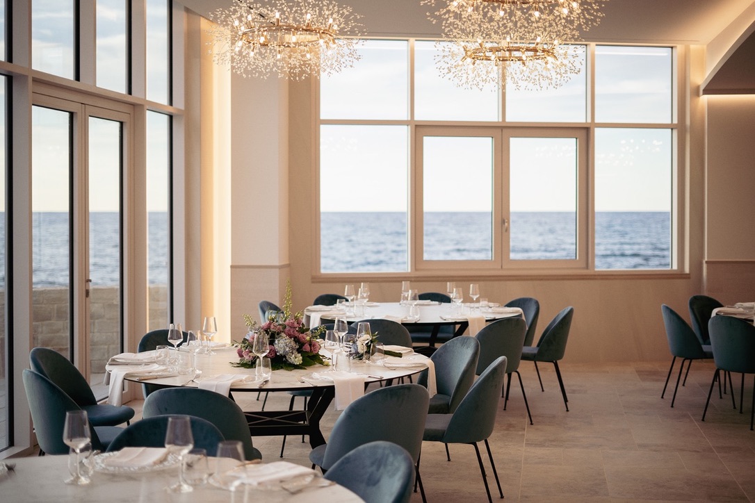 Sala interna di Torre Santa Maria con vetrate sul mare