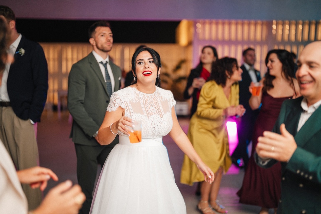 La sposa durante la festa serale a Torre Santa Maria
